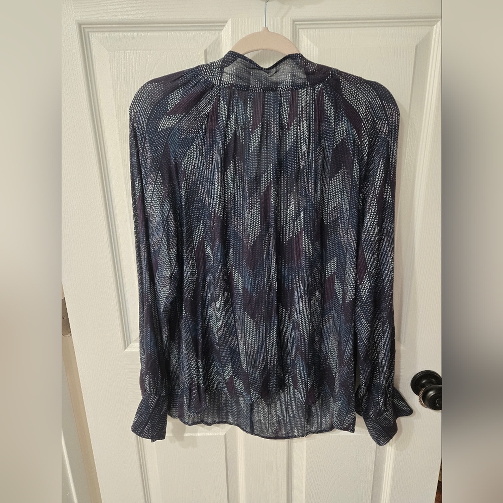 Cloth and stone lightweight blue top with tie neck size large